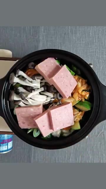 스팸을 썰어 넣고 소시지와 양념장을 올린다. — 집에서 간편하게 3종 찌개 밀키트: 3탄 부대찌개