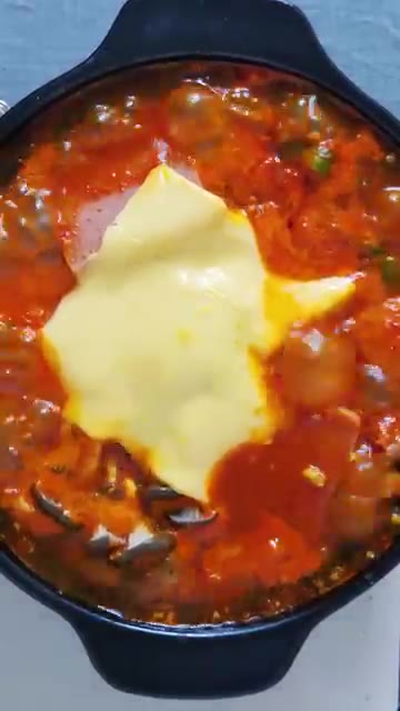 치즈가 녹으면 완성이다. — 집에서 간편하게 3종 찌개 밀키트: 3탄 부대찌개
