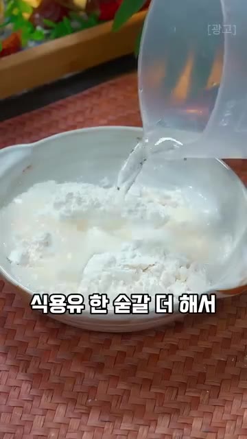 연근 한 장 위에 고기소를 올리고 다른 연근으로 덮어 가볍게 눌러준다. — 연근 사이에 고기소 넣어 튀기면 겉바속촉 연근고기전 완성!