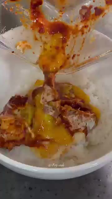 밥 위에 전자레인지에 돌린 계란과 양념을 붓는다. — 참치 계란밥 전자레인지 2분컷 레시피