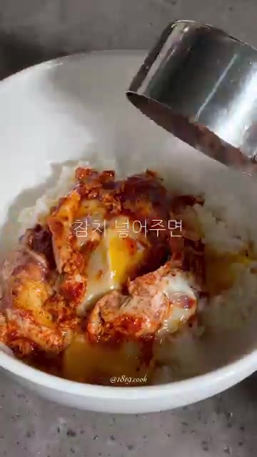 참기름을 둘러준다. 참치를 넣는다. — 참치 계란밥 전자레인지 2분컷 레시피