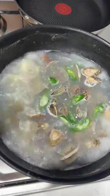 바지락이 입을 벌리기 시작하면 소금 1/2을 넣고 바글바글 끓어오르… — 시원칼칼 바지락탕