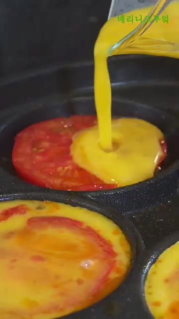 구워진 토마토 위에 풀어둔 계란물을 붓고 뚜껑을 덮어 약불에서 익힌다. — 속편한 아침식사! 토마토 이렇게 만들어 보세요✨
