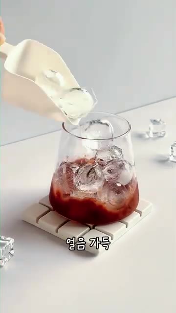 얼음을 가득 채워줍니다. — 예쁜 카페 음료 보면 저장부터 하는 분들, 이번엔 딸기우유 🍓