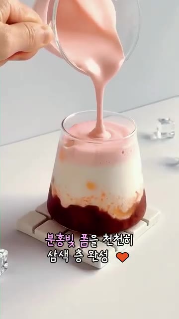우유 위에 분홍빛 딸기 폼을 천천히 부어 삼색 층을 완성합니다. — 예쁜 카페 음료 보면 저장부터 하는 분들, 이번엔 딸기우유 🍓