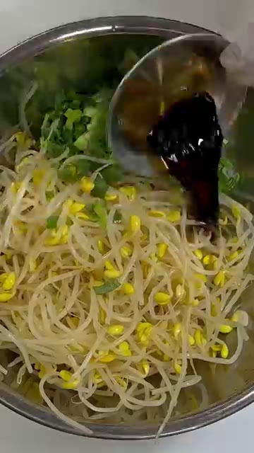 진간장 2큰술을 넣어주세요. — 아삭함 폭발하는 콩나물무침, 이렇게 무치면 반칙이지!