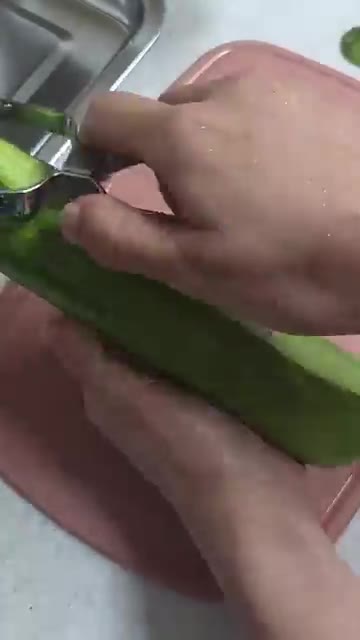 애호박을 길게 썰어 껍질을 벗기고 씨 부분을 제거한다. — 두부 애호박전 만들기
