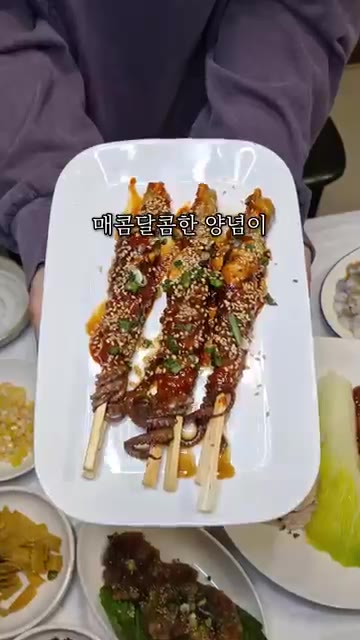 뻘낙지를 통으로 넣어 국물이 시원한 연포탕을 끓입니다. — 무안낙지골목에서 보쌈도 시킨 이유｜가브리 김치보쌈과 낙지 한 상