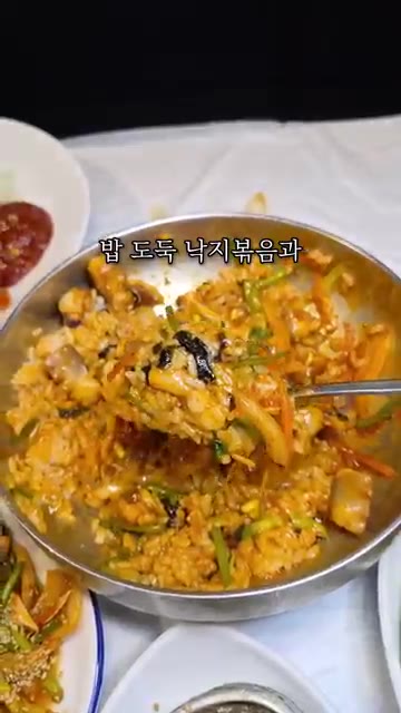 매콤달콤한 양념에 꼬치에 꽂은 낙지를 굽습니다. — 무안낙지골목에서 보쌈도 시킨 이유｜가브리 김치보쌈과 낙지 한 상