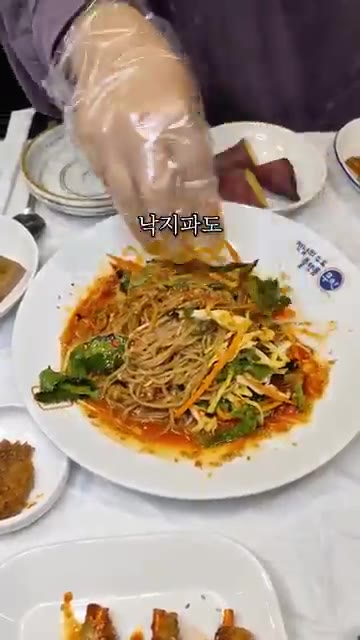 쟁반막국수와 함께 고기파도 낙지파도 모두 만족스럽게 즐깁니다. — 무안낙지골목에서 보쌈도 시킨 이유｜가브리 김치보쌈과 낙지 한 상