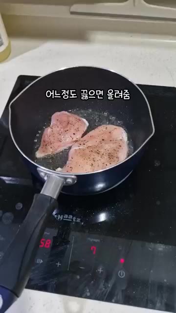 팬에 식용유를 두르고 달군 후 닭가슴살을 올려 노릇하게 구워준다.… — 닭가슴살로 구운 치킨
