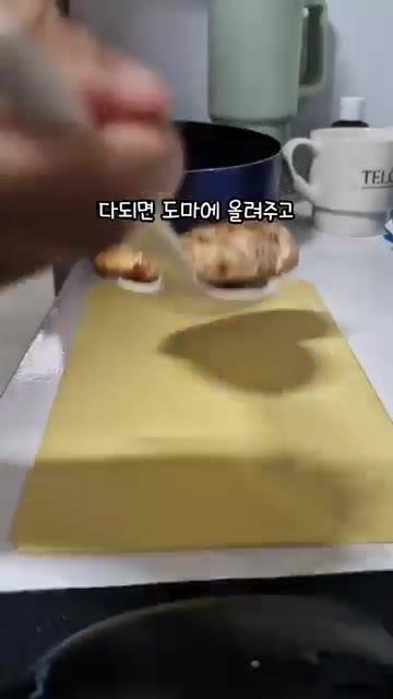 잘 구워진 닭가슴살을 도마에 올려 칼로 먹기 좋게 썰어준다. 도마가… — 닭가슴살로 구운 치킨