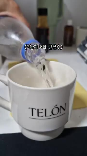 완성된 닭가슴살 구이에 불닭소스를 곁들여 마무리한다. — 닭가슴살로 구운 치킨