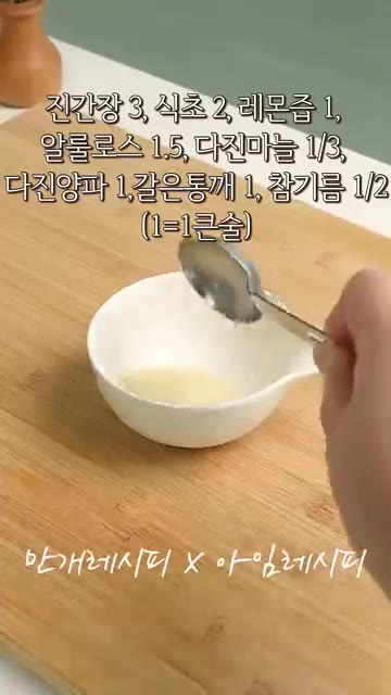 바닥이 두꺼운 팬에 소고기를 올리고 소금, 후추를 뿌린 뒤 두부도… — 배부르게 먹어도 속 편한 다이어트 치트키