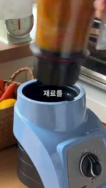 익힌 채소를 믹서기에 넣고 부드럽게 갈아줍니다. — 진하고 부드러운 홈메이드 단호박 스프 레시피