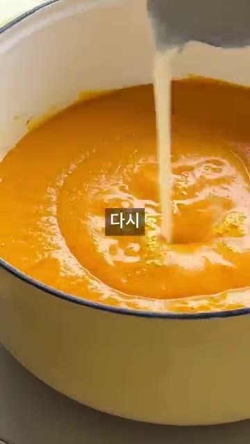 갈아낸 스프를 냄비에 다시 붓고 생크림을 넣어 잘 섞어줍니다. — 진하고 부드러운 홈메이드 단호박 스프 레시피
