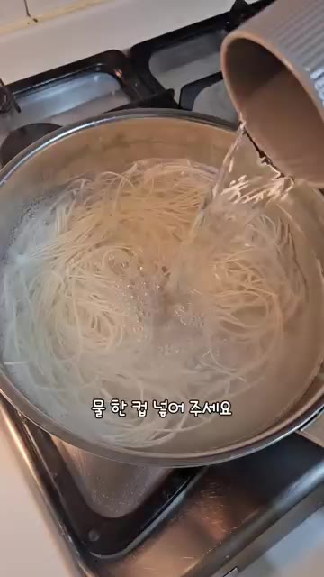 물이 끓으면 소면을 넣고 한 번 더 끓어오르면 물 한 컵을 넣어줍니다. — 두부 땅콩버터로 만드는 콩국수 레시피