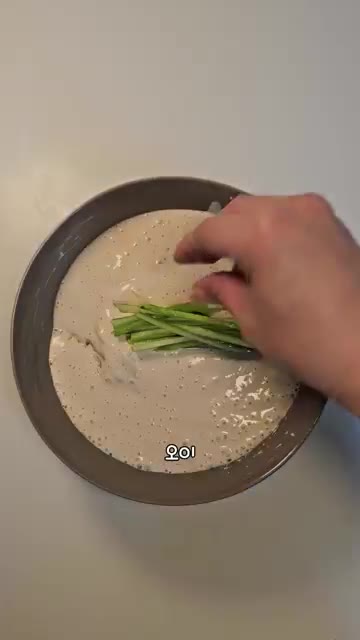 다시 끓어오르면 차가운 물에 소면을 식혀줍니다. — 두부 땅콩버터로 만드는 콩국수 레시피