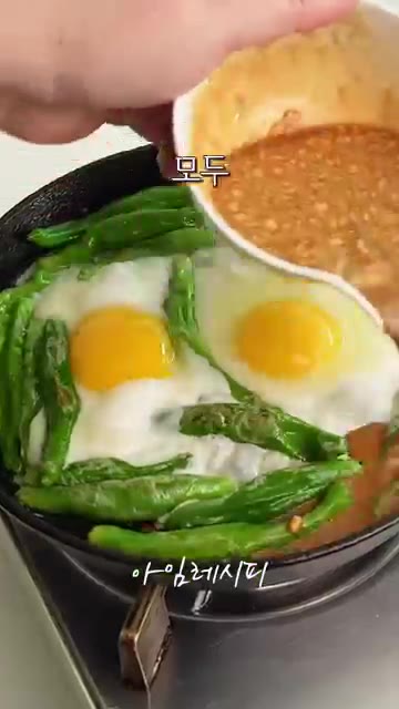 중불에서 살짝 익힌 뒤 준비한 소스를 모두 부어주세요. — 냉장고 속 꽈리고추, 계란 2가지로 7분 덮밥