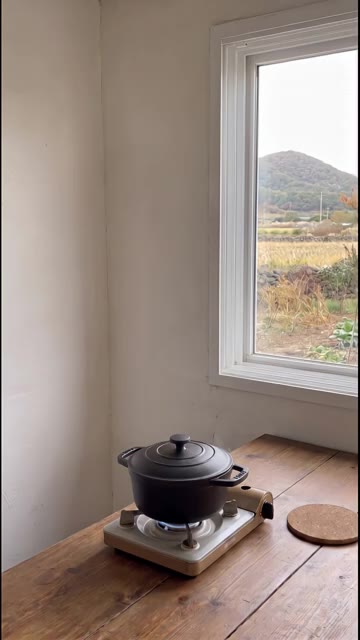 솥에 밥을 안치고 버섯을 올린 후 밥을 짓는다. — 가을바람과 따뜻한 버섯솥밥