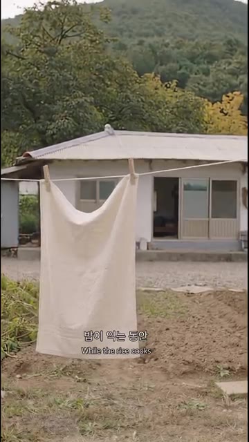 밥이 되는 동안 뚜껑을 열어 김이 나는 솥을 확인한다. — 가을바람과 따뜻한 버섯솥밥