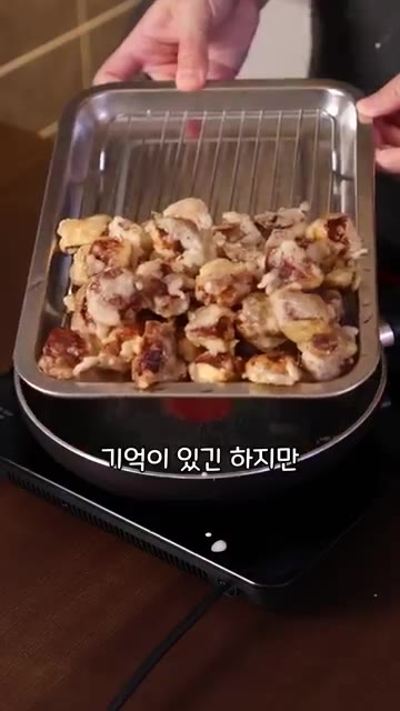 흰살 생선에 카레 가루와 밀가루를 묻힌 후 튀김옷 반죽을 만들어 튀… — 요즘 급식에 랍스터가 나온다고..? 🦞