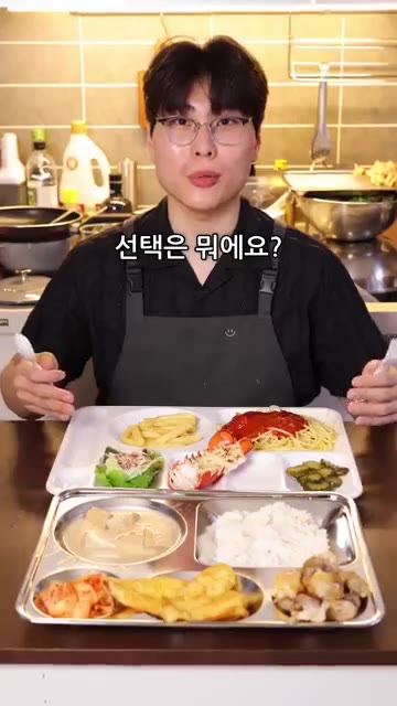 스파게티 면을 삶는다. 랍스터에 치즈를 올리고 토치로 익힌다. 마지… — 요즘 급식에 랍스터가 나온다고..? 🦞