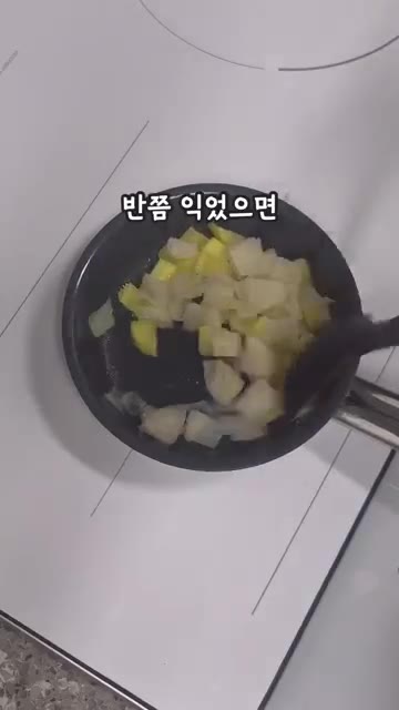 양배추도 고구마와 비슷한 크기로 썰어줍니다. — 달달한 고구마 덕분에 양배추도 잘 먹어요! 고구마양배추볶음