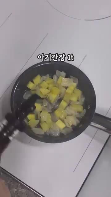 팬에 익힌 고구마를 먼저 넣고 살짝 볶아줍니다. — 달달한 고구마 덕분에 양배추도 잘 먹어요! 고구마양배추볶음