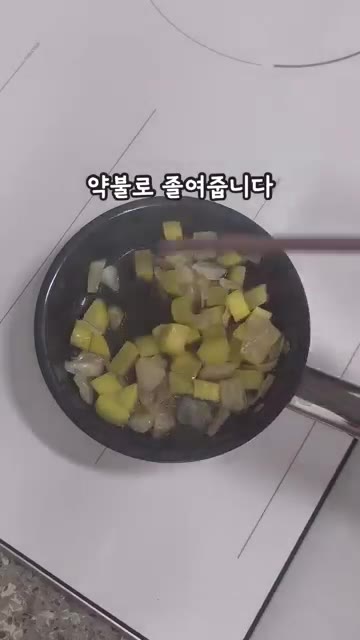 양배추를 넣고 반쯤 익을 때까지 함께 볶아줍니다. — 달달한 고구마 덕분에 양배추도 잘 먹어요! 고구마양배추볶음