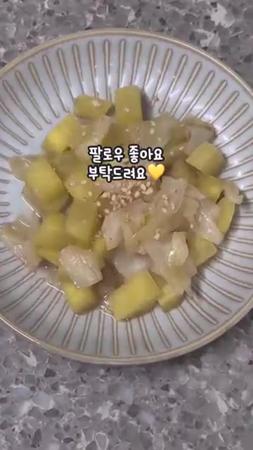 마지막으로 참깨를 살짝 뿌려줍니다. — 달달한 고구마 덕분에 양배추도 잘 먹어요! 고구마양배추볶음