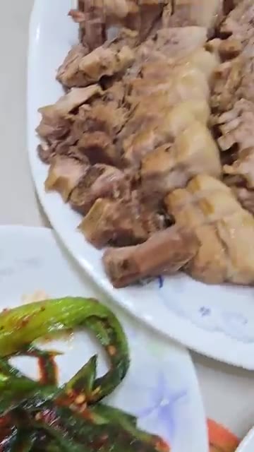 삼겹살이 익으면 건져내어 먹기 좋은 크기로 썰어 접시에 담는다. — 26년 가을 집밥일기! 삼겹수육 & 새우젓 & 쪽파김치 & 노지알타리무김치 & 여수돌산갓김치 & 산초장아찌 & 마늘양파장아찌!