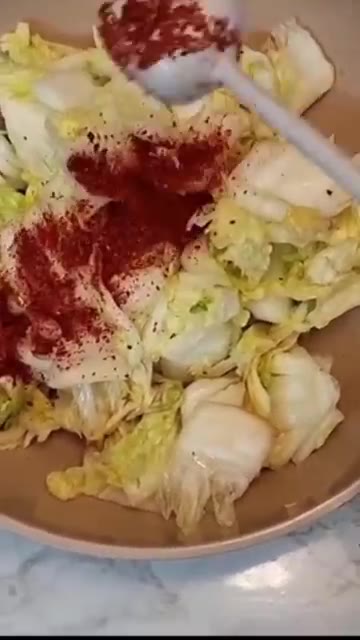 볼에 물기를 짠 배추를 담고 액젓 2큰술을 넣는다. — 초간단 알배추 겉절이 만들기