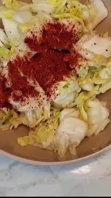 식초 1큰술, 고춧가루 2큰술, 다진 마늘 1큰술, 설탕 1큰술을… — 초간단 알배추 겉절이 만들기