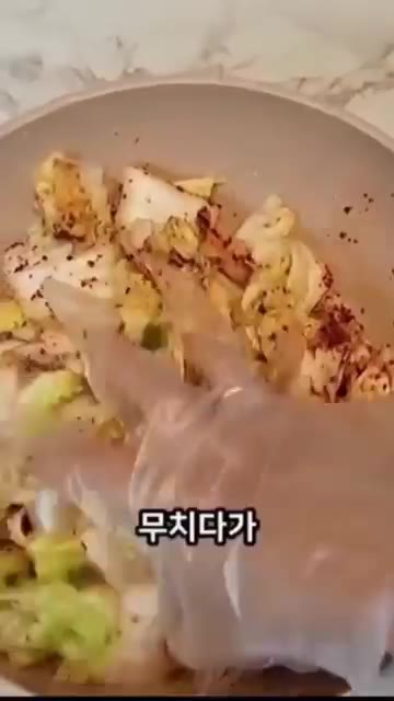 장갑을 끼고 모든 재료를 골고루 버무린다. — 초간단 알배추 겉절이 만들기