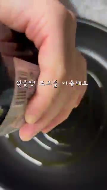 팬에 식용유를 두르고 달궈줍니다. — 초간단 대파 계란말이 레시피