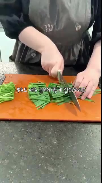 센 불에서 30분, 약불에서 30분 쪄준다. — 이렇게 쉽다고?? 소금 후추가 전부인 수육과 5분 겉절이
