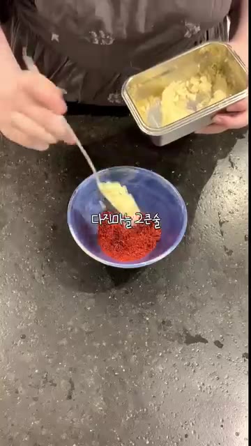 배추는 1포기 정도 떼어내어 먹기 좋은 크기로 썰고, 부추도 배추… — 이렇게 쉽다고?? 소금 후추가 전부인 수육과 5분 겉절이