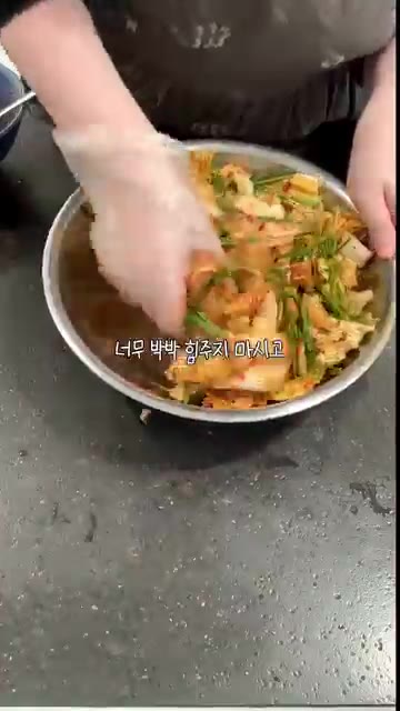 썰어둔 배추와 부추를 흐르는 물에 깨끗이 씻어 물기를 잘 빼준다. — 이렇게 쉽다고?? 소금 후추가 전부인 수육과 5분 겉절이