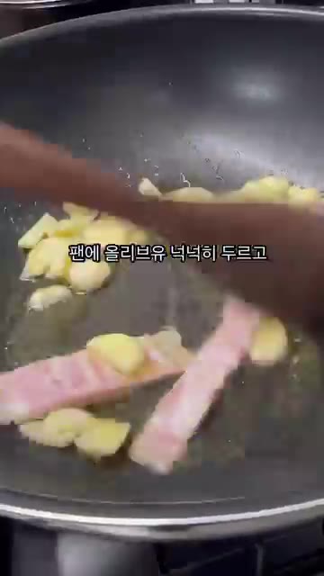 팬에 올리브유를 넉넉히 두르고 편마늘, 양송이, 베이컨, 방울토마토… — 방울토마토 베이컨 파스타 만들기