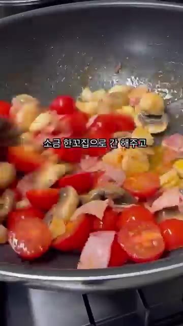 소금 한 꼬집으로 간을 하고, 방울토마토는 으깨면서 볶아준다. — 방울토마토 베이컨 파스타 만들기