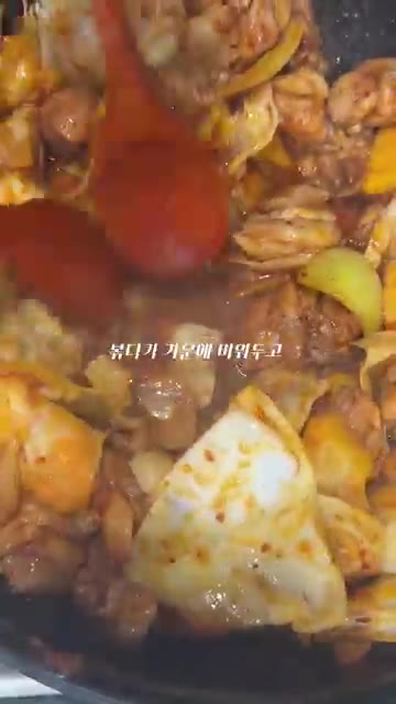 야채에서 수분이 나오면 팬 가운데를 비워두고, 미리 데쳐둔 쫄면 사… — 닭다리살 가득한 철판 닭갈비 레시피