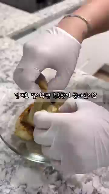 노릇하게 구워진 새송이버섯을 꺼냅니다. — 고기보다 맛있는 새송이버섯 통구이 레시피