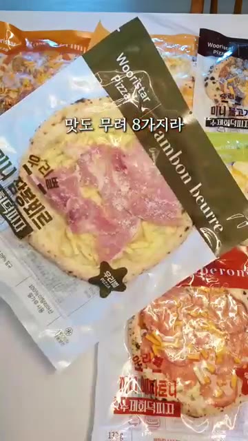 400도 이상 화덕에서 빠르게 구워낸 수제 피자를 접시에 담는다. — 집에서 즐기는 5천원대 수제 화덕피자 레시피
