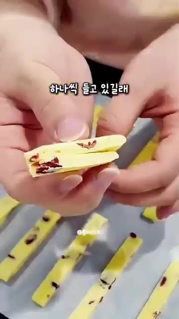 틀에 넣고 길쭉하게 잘라 오븐에 굽는다. — 아이가 집에 안 가겠다고 조르는 중독성 최고 수제 우유 크랜베리 간식 레시피