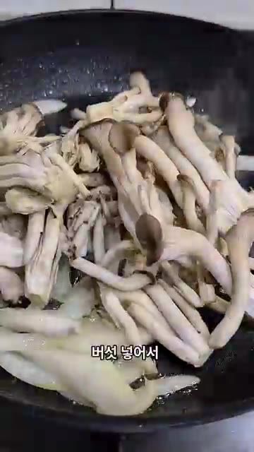 버터를 두른 팬에 양파를 넣고 숨이 죽을 때까지 볶는다. — 양파 버섯 볶아 뚝딱 만드는 초간단 오픈샌드위치🥪