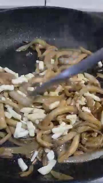 모짜렐라 치즈를 넣고 녹여주면 버섯 볶음이 완성된다. — 양파 버섯 볶아 뚝딱 만드는 초간단 오픈샌드위치🥪