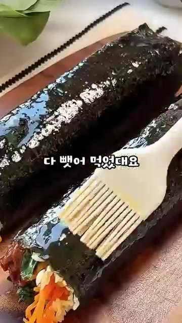 김밥을 단단하게 만다. — 김밥쌀때 이거 한스푼이면 시간이 지나도 밥이 촉촉!