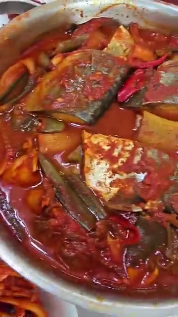 냄비에 무를 깔고 고등어를 올린 후 물, 고추장, 고춧가루, 간장,… — 건강한 맛! 집밥한끼! 고등어조림 & 사라다 & 솎음무김치 & 도라지일미무침