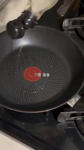 스팸을 먹기 좋은 크기로 잘라줍니다. — 10분 컷 스팸마요덮밥 도시락